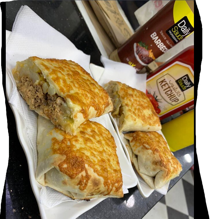 Tacos gratinés servis au comptoir avec sauces maison