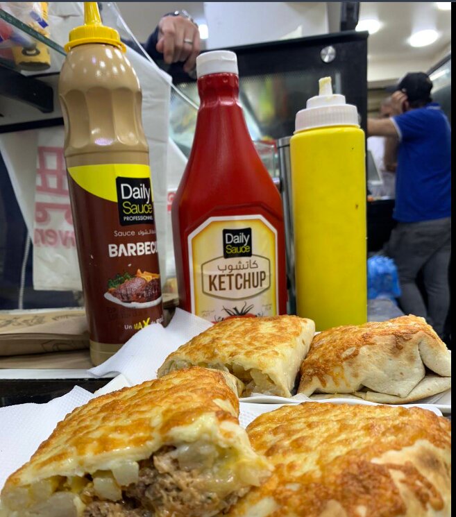 Assiette de tacos gratinés Mc Bizou servis avec sauces barbecue et ketchup